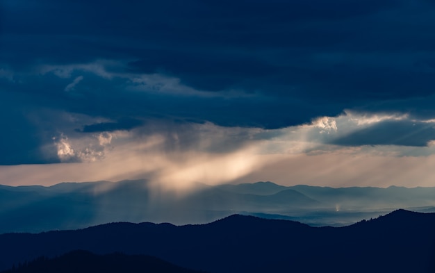 Die Regenwolken über der wunderschönen Berglandschaft