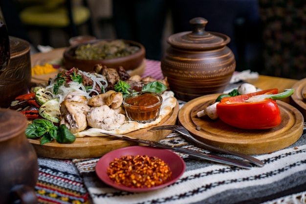 Die reich gedeckten Tischgerichte der georgischen Küche, viel leckeres Essen, Wein, Obst und gebratenes Fleisch