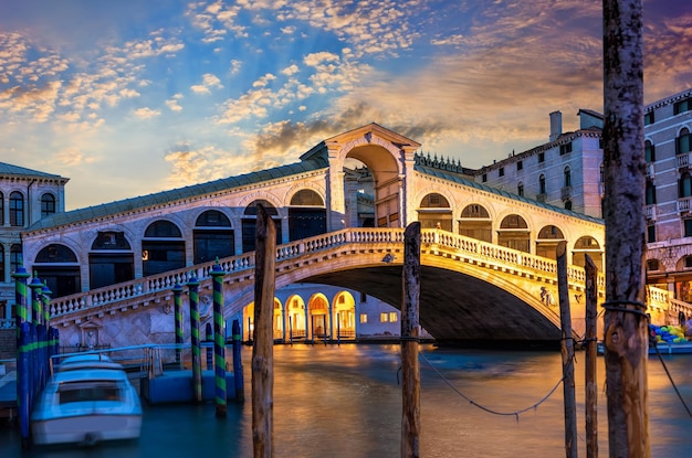 Die Rialto-Brücke in Venedig Panorama bei Sonnenaufgang Italien