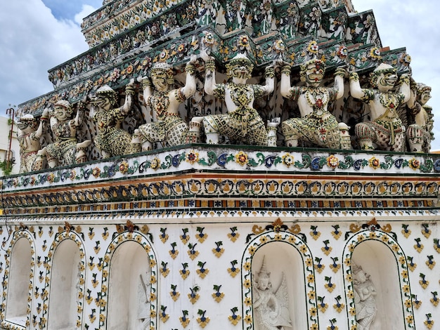 Die Riesen trugen die Basis des Tempels Phra Prang Wat Arun Ratchawararam in Bangkok Thailand