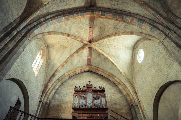 Die Rippengewölbe im Inneren der mittelalterlichen Kathedrale von Saint Lizier in den französischen Pyrenäen (Ariege)
