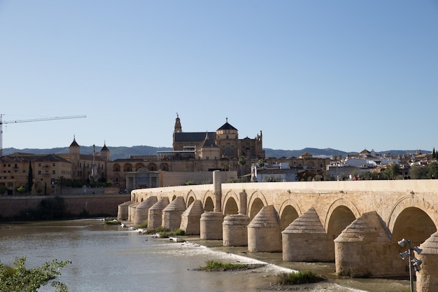 Die römische Brücke von Cordoba ist eine Brücke im historischen Zentrum von Cordoba in Andalusien Südspanien, die ursprünglich im frühen 1. Jahrhundert v. Chr. über den Fluss Guadalquivir gebaut wurde