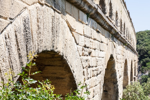 Die römischen Architekten und Wasserbauingenieure, die diese Brücke entworfen haben, schufen sowohl ein technisches als auch ein künstlerisches Meisterwerk.