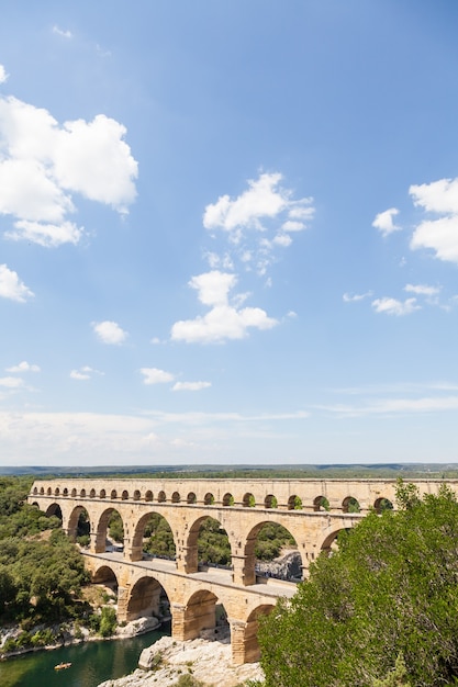 Die römischen Architekten und Wasserbauingenieure, die diese Brücke entworfen haben, schufen sowohl ein technisches als auch ein künstlerisches Meisterwerk.