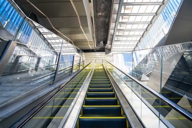 Die Rolltreppe ist im Einkaufszentrum