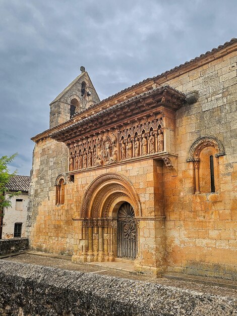 Die romanische Fassade der Kirche San Juan Bautista in Moarves de Ojeda, Provinz Palencia