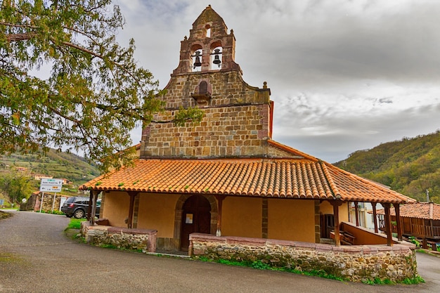 Die romanische Kirche Santa Maria de Villanueva de Taverga - Asturien