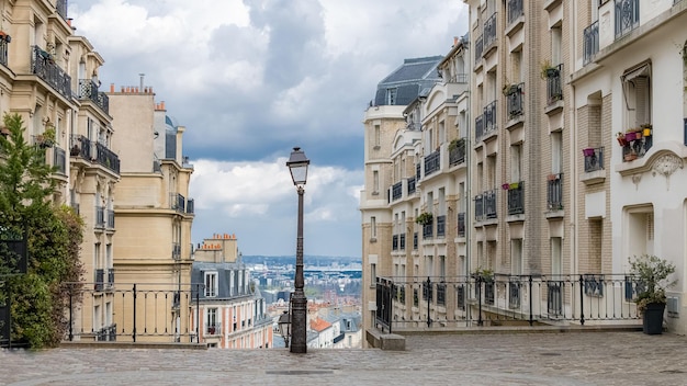 Die romantische Treppe von Paris in Montmartre