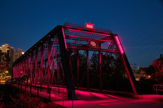 Die rosa beleuchtete historische Stahlbrücke in der Stadt Fort Wayne Twilight