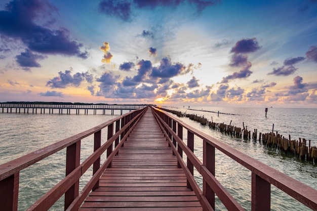 Die rote Brücke. Brücke überqueren Meer.Thailand.