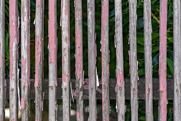 Die rote Farbe der Latten wird aufgrund der Sonneneinstrahlung lange Zeit vom Holz abgeblättert