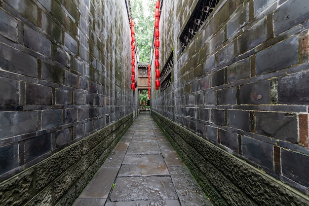 Die rote Laterne, die in der Gasse der alten Stadt, Chengdu, Sichuan, China hängt