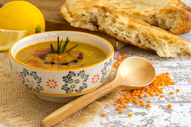 Die rote Linsensuppe mit arabischem Brot.