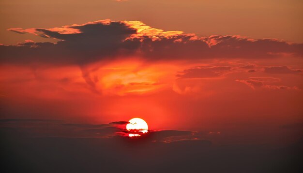 Die rote Sonne geht gleich unter