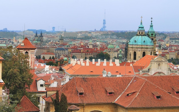 Die roten Dächer von Prag in der Tschechischen Republik