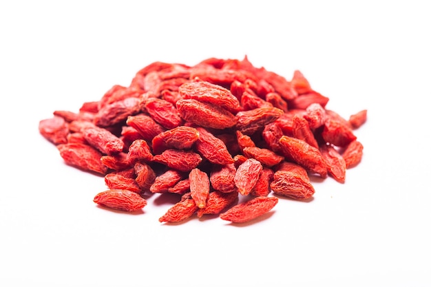 Die roten getrockneten Goji-Beeren isoliert auf weiß