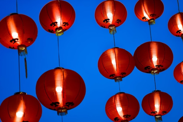 Foto die roten laternen im chinesischen stil hängen und die lichter sind an.