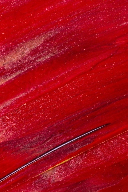 Die roten Striche sind große geprägte Texturen der Farbe