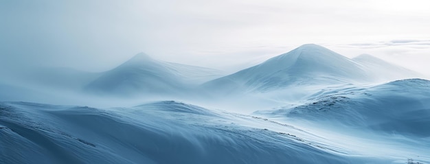 Die ruhige, schneebedeckte Berglandschaft in der Dämmerung