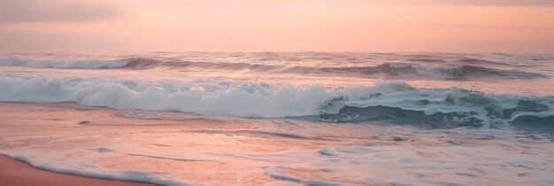 Foto die ruhige schönheit eines ruhigen ozeans bei sonnenaufgang, wo sanfte wellen zum ufer flüstern, unter einem himmel, der in sanften pink- und orange-tönen bemalt ist.