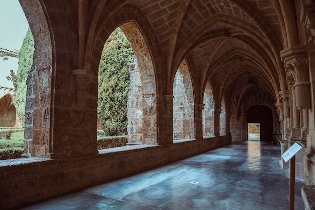 Die ruhigen Steinbögen eines antiken Klosterkorridors