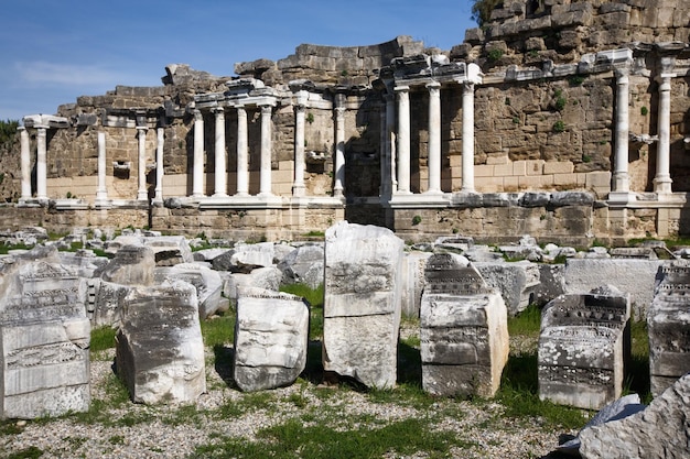 Die Ruinen der Agora in Side, Bibliothek, Antalya, Türkei