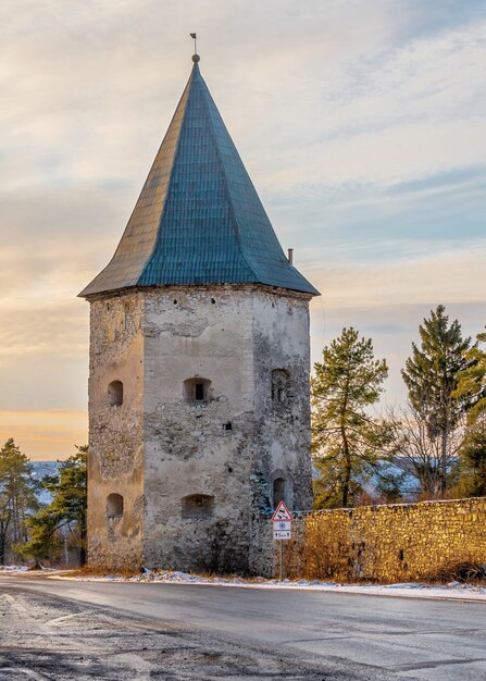 Die Ruinen der alten Burg im Dorf Krivche