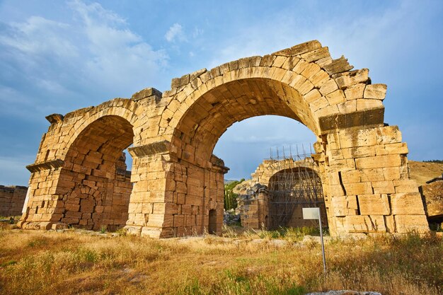 die Ruinen der antiken Stadt Hierapolis auf dem Hügel Pamukkale Türkei