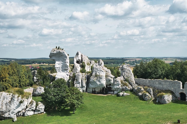 Die Ruinen der Burg Ogrodzieniec in Podzamcze, Polen