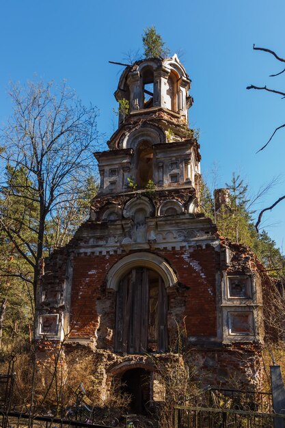 Foto die ruinen der kirche des heiligen nikolaus des wunderwerkers in der stadt luga im frühling in der region leningrad