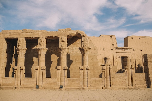 Die Ruinen des antiken Tempels von Horus in Edfu, Ägypten.
