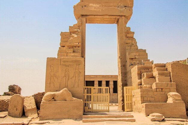 Die Ruinen des schönen alten Tempels von Dendera oder des Hathor-Tempels. Ägypten, Dendera, ein altägyptischer Tempel in der Nähe der Stadt Ken.