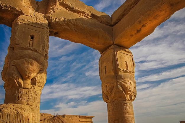 Die Ruinen des schönen alten Tempels von Dendera oder des Hathor-Tempels. Ägypten, Dendera, ein altägyptischer Tempel in der Nähe der Stadt Ken.