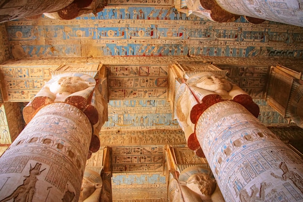 Die Ruinen des schönen antiken Tempels von Dendera oder Hathor Ägypten Dendera