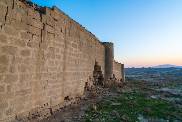 Die Ruinen einer alten Karawanserei aus dem 14. Jahrhundert in den Steppen von Gobustan, Aserbaidschan