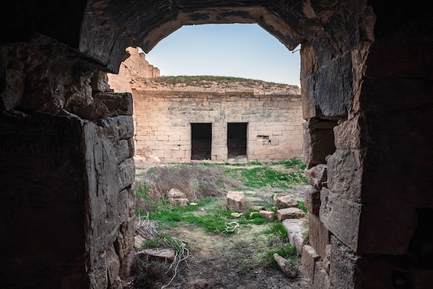 Die Ruinen einer alten Karawanserei aus dem 14. Jahrhundert in den Steppen von Gobustan, Aserbaidschan