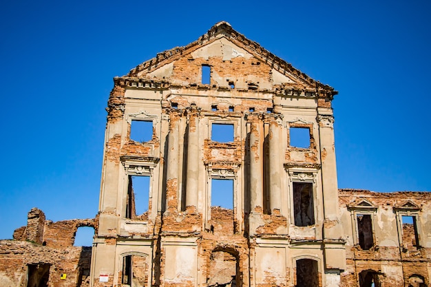 Die Ruinen eines alten verlassenen mittelalterlichen Palastes mit Spalten in Ruzhany Region Brest, Weißrussland.