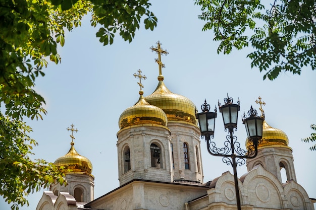 Die russische Spassky-Kathedrale mit goldenen Kuppeln