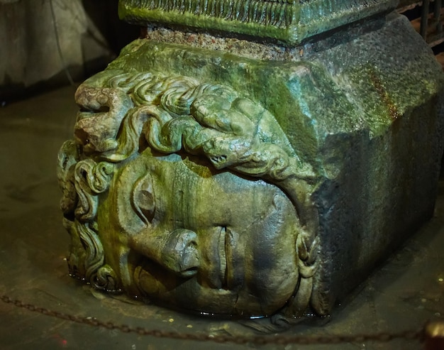 Die Säule mit umgekehrtem Medusa-Kopfsockel in der Basilika-Zisterne in Istanbul