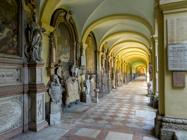 Die Säulenhalle mit kunstvoller Dekoration in Salzburg