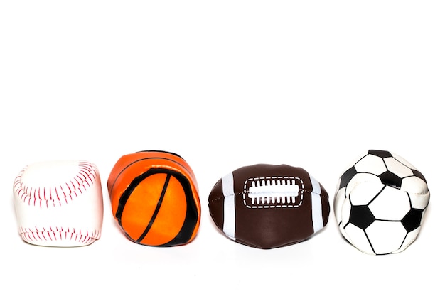 Die Sammlung von Sportball mit Fußball, Rugby, Baseball und Basketball auf weißem Hintergrund.