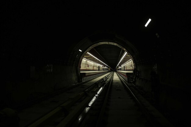 Die Schienen im dunklen Tunnel ziehen, um die U-Bahn zu starten