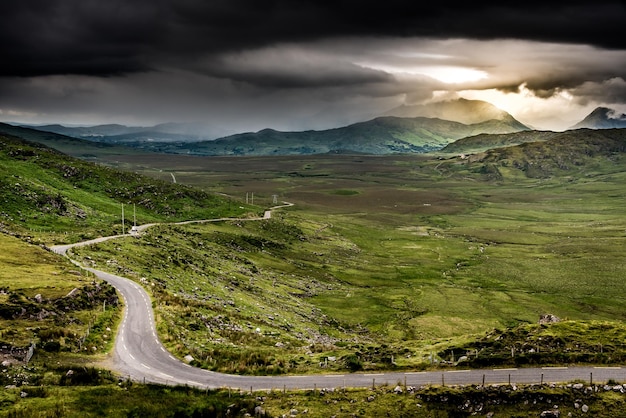 Die schmale Straße, die nach Ballaghisheen in Kerry Irland führt