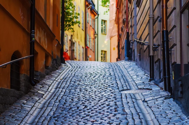 Die schmale Straße von Gamla Stan im historischen Stadtzentrum von Stockholm im Sommer