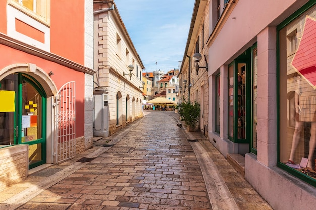 Die schmale traditionelle europäische Straße in der Nähe des Zentrumsplatzes, des Uhrturms und des alten Stadttores von Herceg Novi Montenegro
