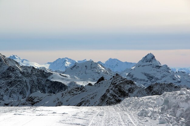 Die schneebedeckten Gipfel des Kaukasus Elbrus