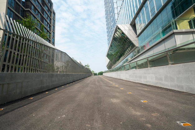 Die Schnellstraße und die moderne Skyline der Stadt befinden sich in Chongqing China