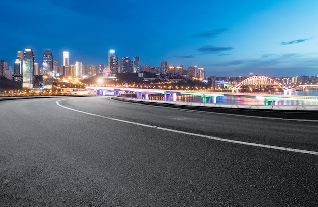 Die Schnellstraße und die moderne Skyline der Stadt befinden sich in Chongqing, China.