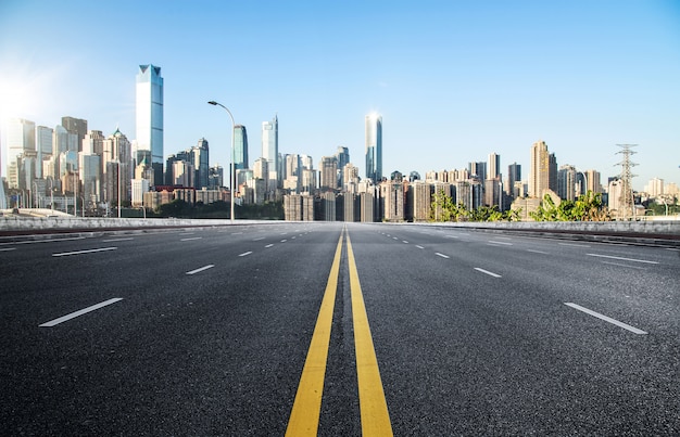 Die Schnellstraße und die moderne Stadtskyline