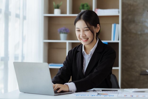 Die schöne asiatische Frau ist eine Geschäftsfrau, die eine neue Generation von Startups anführt, eine Frau, die einen Geschäftsplan ausführt und verwaltet, um Vertrauen und Stabilität in ein von Geschäftsfrauen geführtes Geschäftskonzept aufzubauen